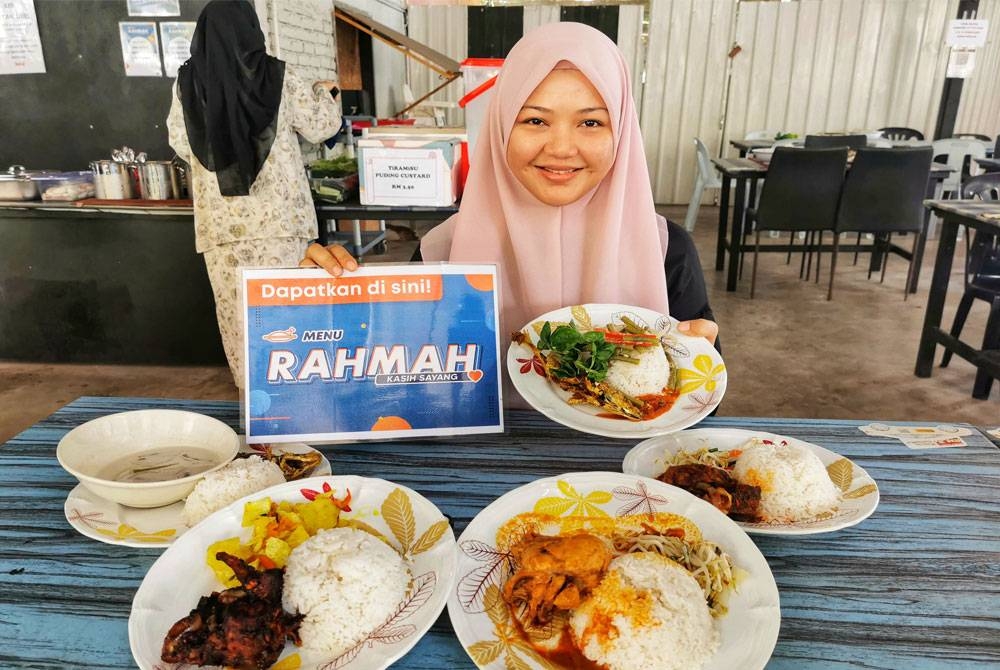 Nor Haziqah Md Azmi menunjukkan lima hidangan menu Rahmah yang ditawarkan di Kedai Tok Mi Selera Kampung, di Kuala Nerus.