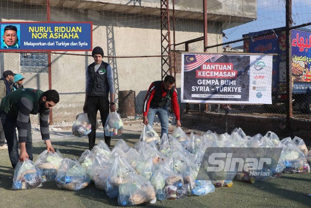 Walaupun dikejutkan dengan gegaran kuat, pasukan Syria Care tetap meneruskan misi bantuan dengan mengedarkan sumbangan makanan kepada mangsa gempa bumi.