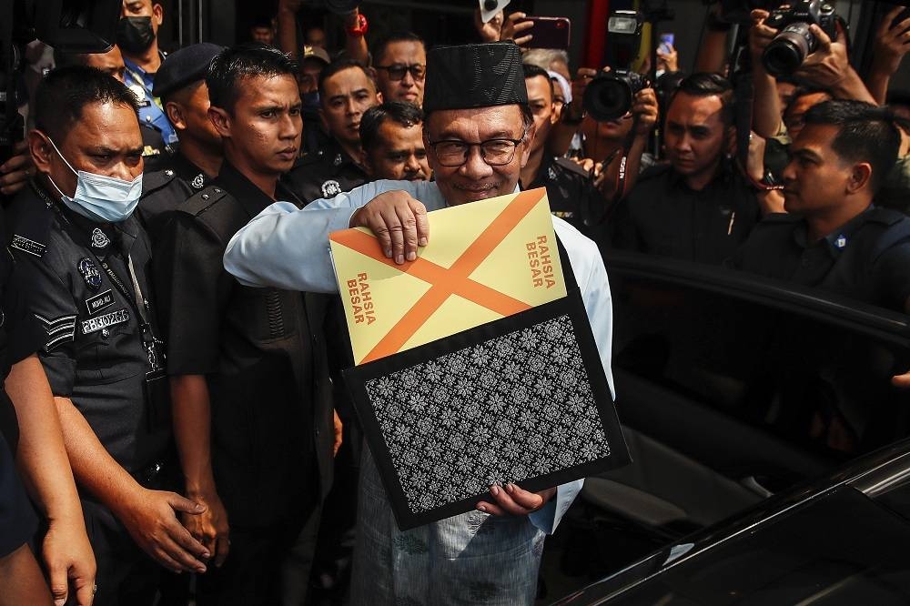 Anwar menunjukkan dokumen Belanjawan 2023.