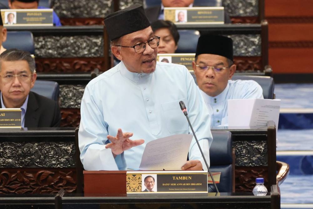 Anwar ketika membentangkan Belanjawan 2023 Dewan Rakyat pada Jumaat. - Foto Bernama