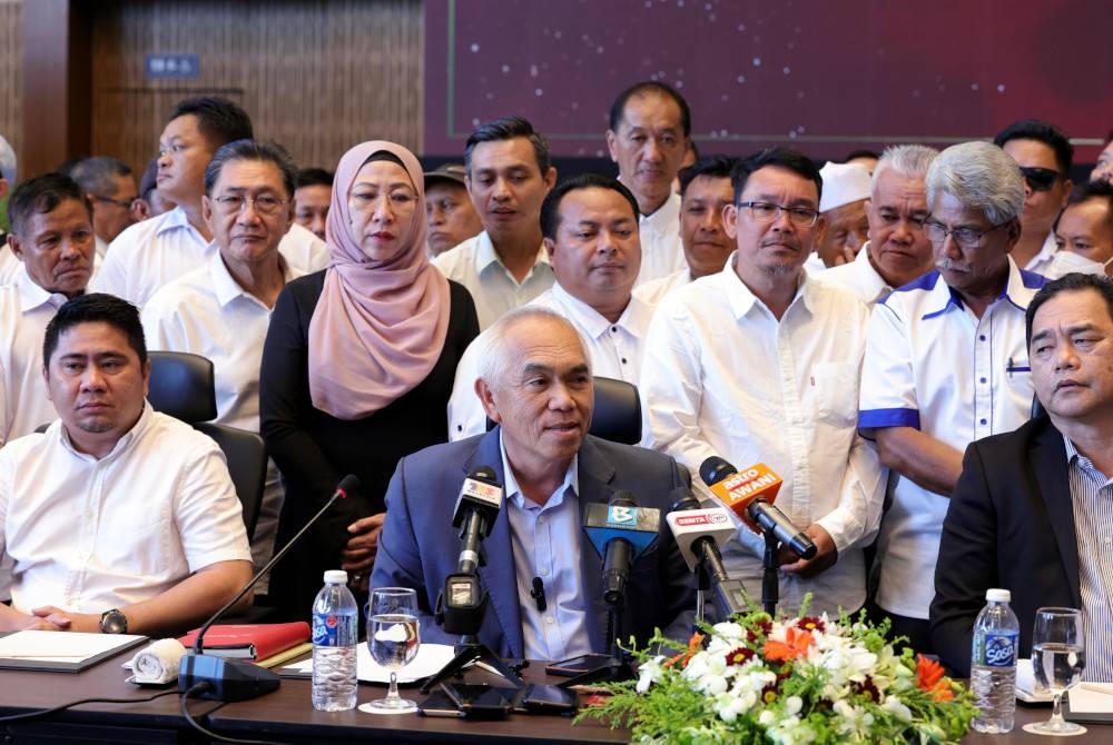 Ahli Dewan Undangan Negeri (ADUN) Sindumin, Datuk Dr Yusof Yacob (duduk, tengah) bersama empat lagi ADUN UMNO Sabah isytiharkan keluar parti itu dan menyertai Gagasan Rakyat pada sidang media Selasa lalu. - Foto Bernama