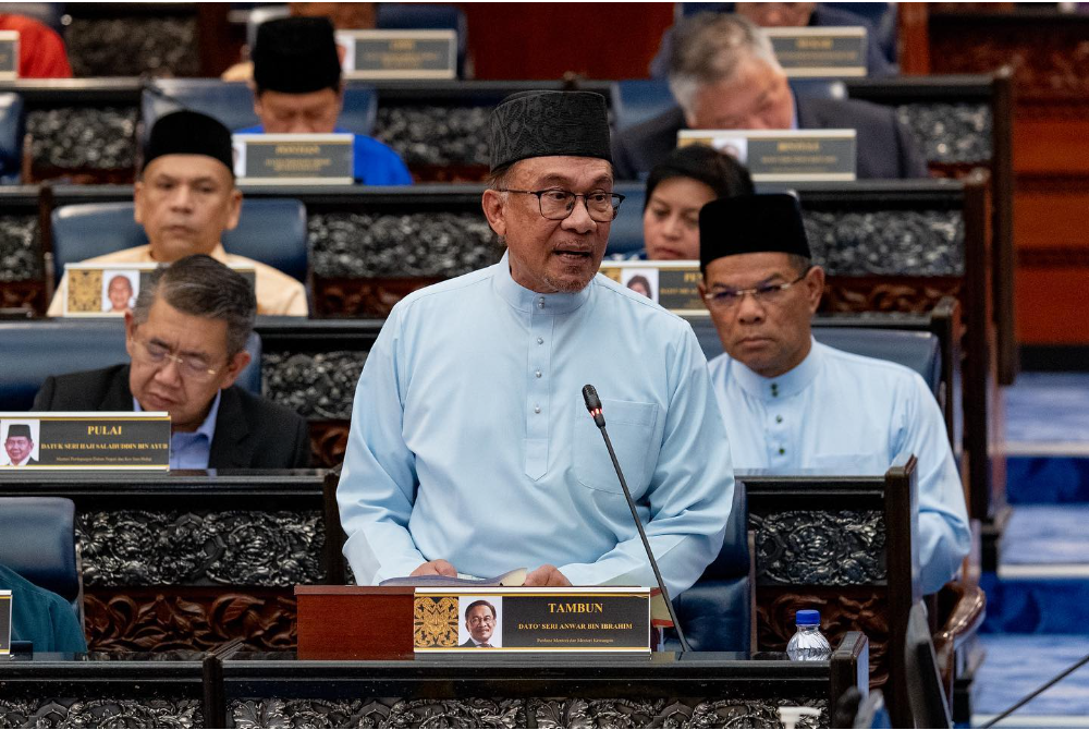 Anwar ketika membentangkan Belanjawan 2023 pada Jumaat.