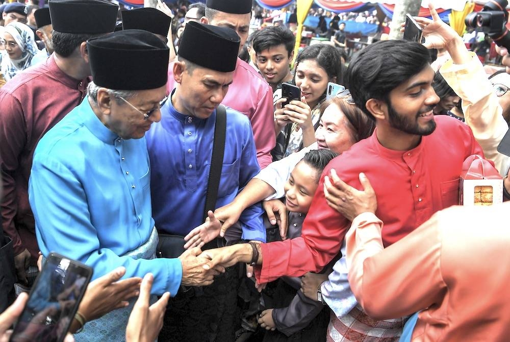 Di sebalik sumbangan besar Dr Mahathir terhadap pembangunan negara, ramai pemerhati politik berpandangan sudah tiba masanya bekas Perdana Menteri itu bersara dari politik.