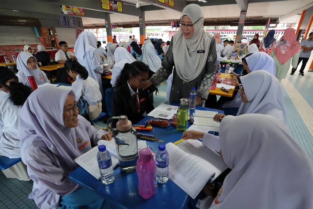 Belanjawan 2023 Malaysia Madani lebih fokus untuk pemulihan keciciran pembelajaran dengan menyelesaikan isu sekolah daif dengan segera. - Gambar hiasan