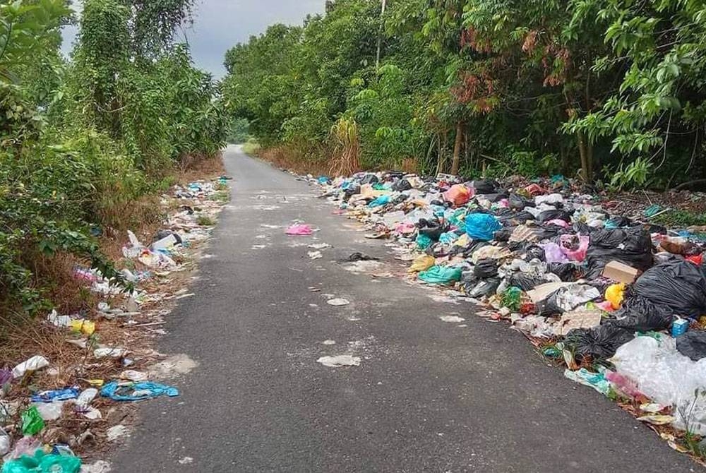 Keadaan persekitaran yang dirakam penduduk di Jalan Yaakob Samba, Pasir Puteh, Kelantan.