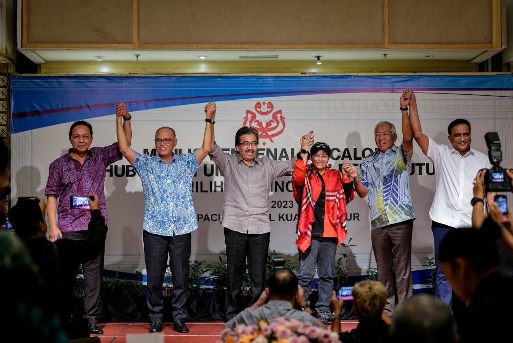 Naib Presiden UMNO, Datuk Seri Mahdzir Khalid (dua dari kanan) bersama ahli-ahli Majlis Kerja Tertinggi (MKT) UMNO, Datuk Seri Johari Abdul Ghani (tiga dari kiri) yang juga Ahli Parlimen Titiwangsa, Datuk Seri Azalina Othman Said (tiga dari kanan) dan Datuk Seri Reezal Merican Naina Merican (kanan) yang merupakan di antara calon yang akan bertanding untuk jawatan Naib Presiden UMNO. - Foto Bernama