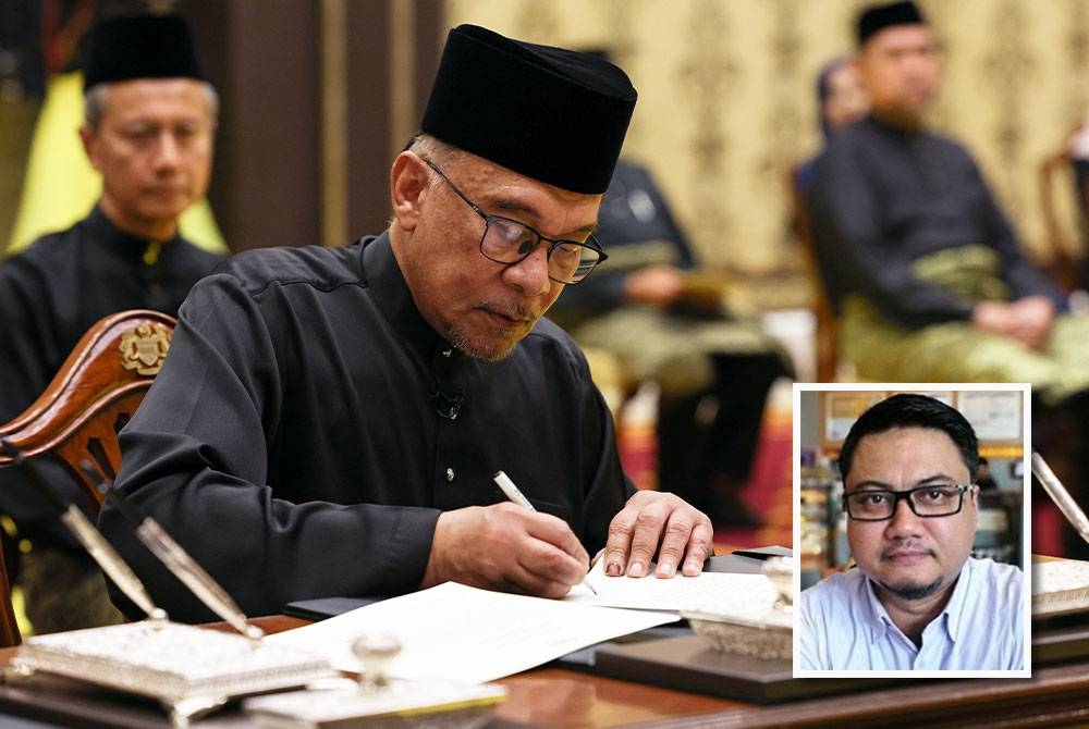 Anwar menandatangani Surat Cara Pelantikan dan Mengangkat Sumpah Jawatan dan Setia serta Sumpah Simpan Rahsia pada Istiadat Pengurniaan sebagai Perdana Menteri ke-10 di Istana Negara pada 24 November lalu. Gambar kecil: Hisommudin