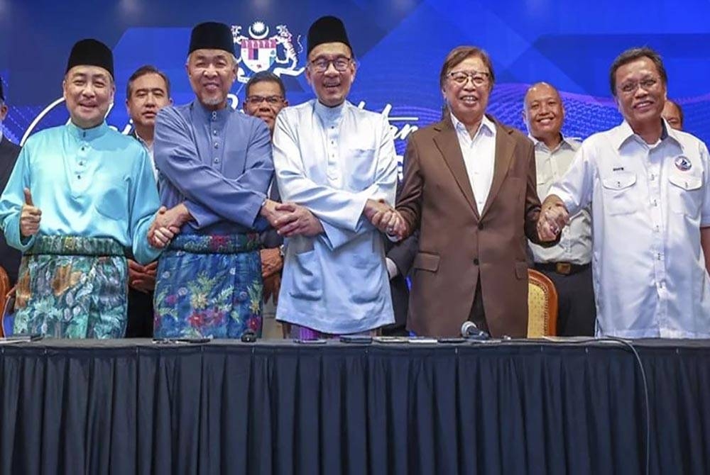 Pakatan Harapan (PH), Barisan Nasional (BN), Gabungan Rakyat Sabah (GRS), Gabungan Parti Sarawak (GPS) dan beberapa parti lain membentuk Kerajaan Perpaduan diketuai Anwar.