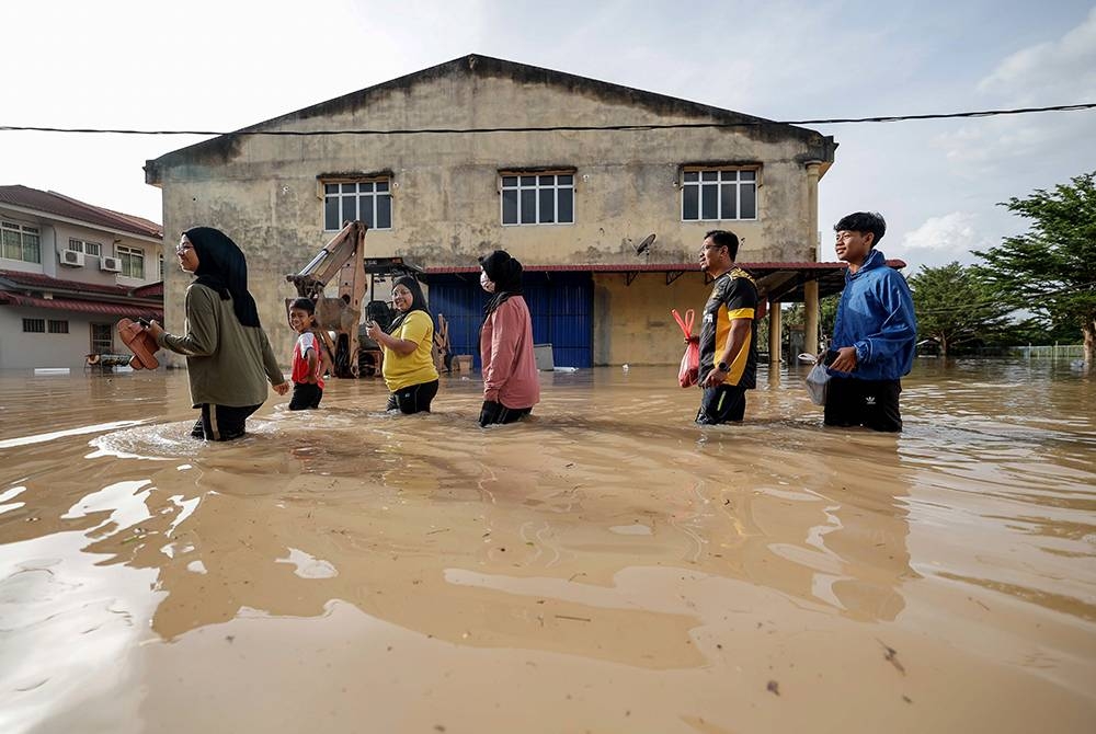 Bencana ini telah melumpuhkan dan menjejaskan kelangsungan hidup rakyat di beberapa buah negeri di Malaysia. - Foto Bernama.