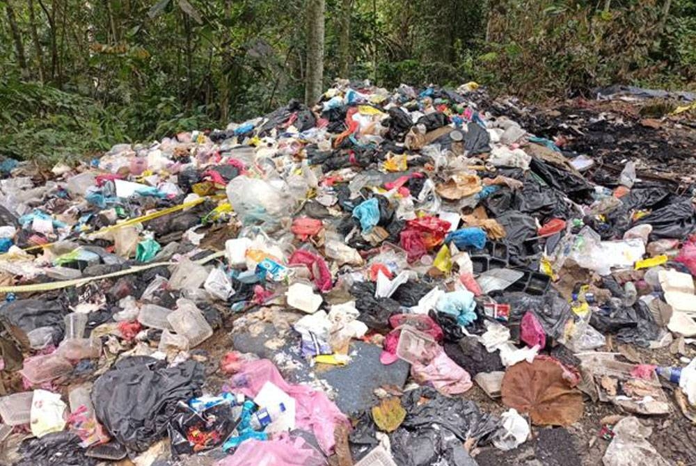 Longgokan sampah domestik yang dibuang di beberapa lokasi sepanjang laluan lama dari Gombak ke Bentong, Pahang.