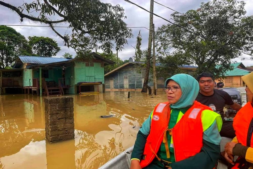 Salamiah turun padang melawat mangsa banjir di Temerloh.