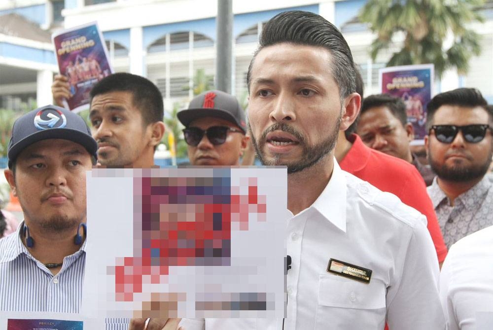 Shahrul Nasrun (kanan) bersama Pemuda UMNO membuat laporan di IPD Dang Wangi, Kuala Lumpur pada Rabu.