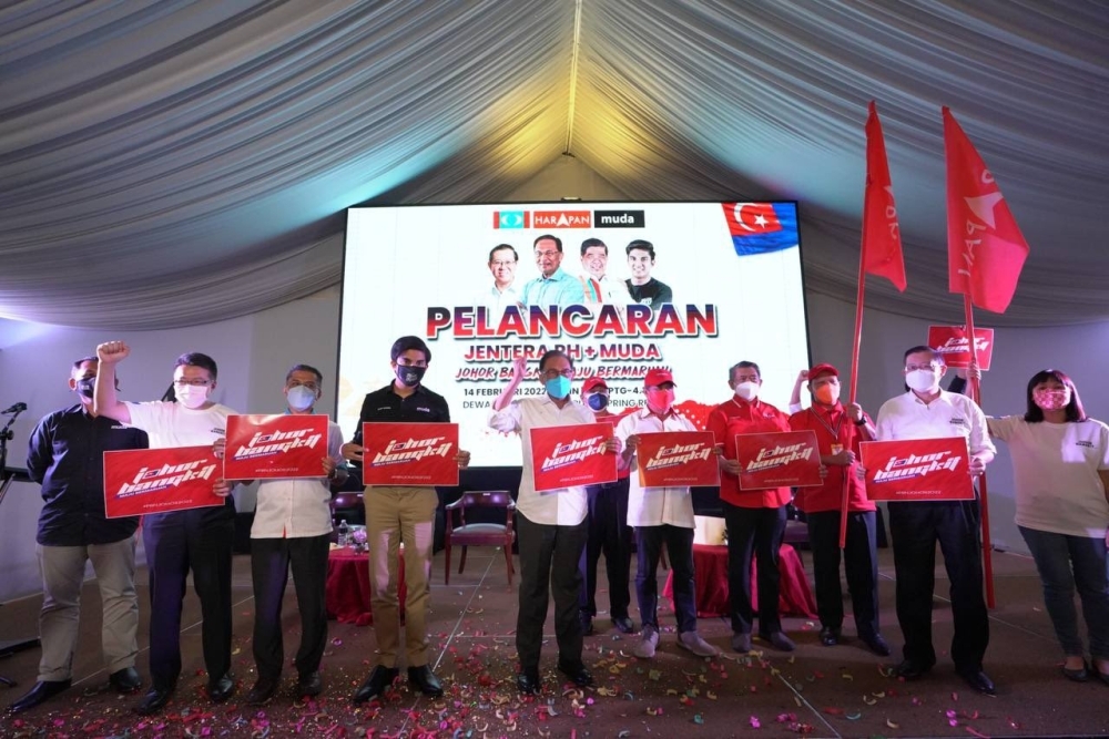 Anwar (lima dari kiri) dan Syed Saddiq (empat dari kiri) bersama pemimpin PH ketika majlis pelancaran jentera PKR, PH dan Muda bagi menghadapi Pilihan Raya Negeri (PRN) Johor sebelum ini.