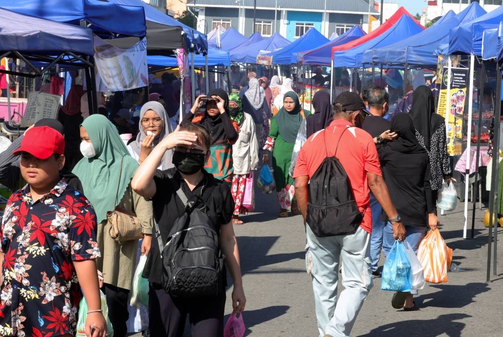 Orang ramai mengunjungi bazar Ramadan untuk membeli juadah berbuka puasa. - Foto Bernama