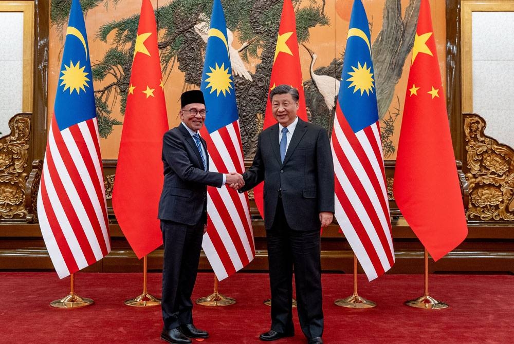 Anwar bersama Perdana Menteri China, Li Qiang ketika sambutan rasmi di Great Hall of the People, Beijing pada Sabtu.