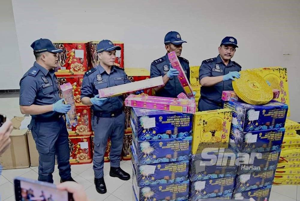 Pegawai penguatkuasa kastam menunjukkan antara bunga api
dan mercun yang dirampas baru-baru ini. - Foto SINAR HARIAN/ ROSLI TALIB