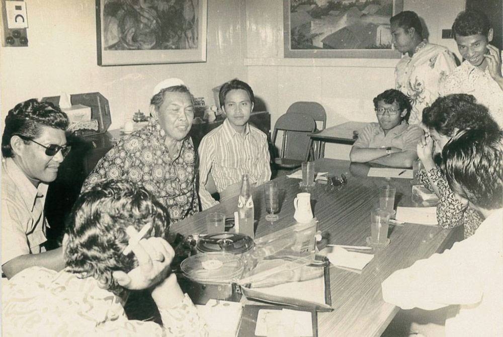 Sesi ngeteh bersama Allahyarham Tun Ghazali Shafie(berkopiah putih) di Rumah Rehat Kuala Lipis pada 1974. Saya mengadap kamera. Ghazali, mantan Ketua Setiausaha Kementerian Luar, ketika itu adalah Menteri Dalam Negeri merangkap Ahli Parlimen Kuala Lipis. Di bawa masuk sebagai anggota Jemaah Menteri untuk memantapkan Kabinet Perdana Menteri, Tun Razak selepas peristiwa berdarah 13 Mei 1969.