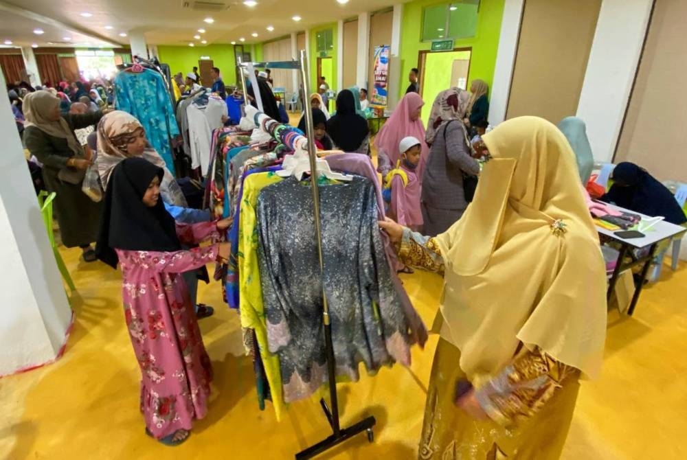 Peningkatan kos sara hidup yang naik mencanak menyebabkan orang ramai tidak melepaskan peluang membeli pakaian terpakai yang dijual sekitar harga RM5 hingga RM10 sepasang untuk persiapan Aidilfitri semasa jualan amal diadakan di Kompleks Pendidikan Islam (KPI), Bachok.