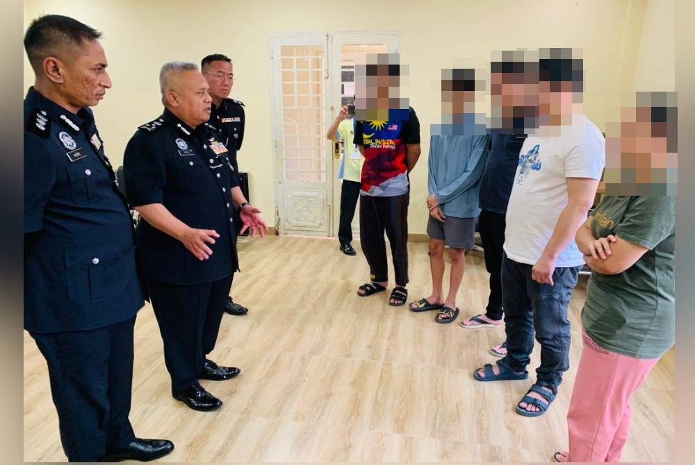 Abd Jalil (dua dari kiri) memberi nasihat kepada sekumpulan mangsa terlibat dalam jenayah penipuan tawaran pekerjaan di luar negara yang berjaya diselamatkan pihak PDRM.