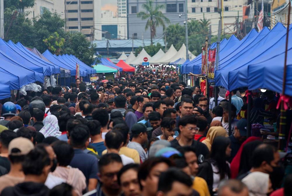 Rakyat Malaysia bebas bergerak tanpa memakai pelitup muka. - Gambar hiasan.