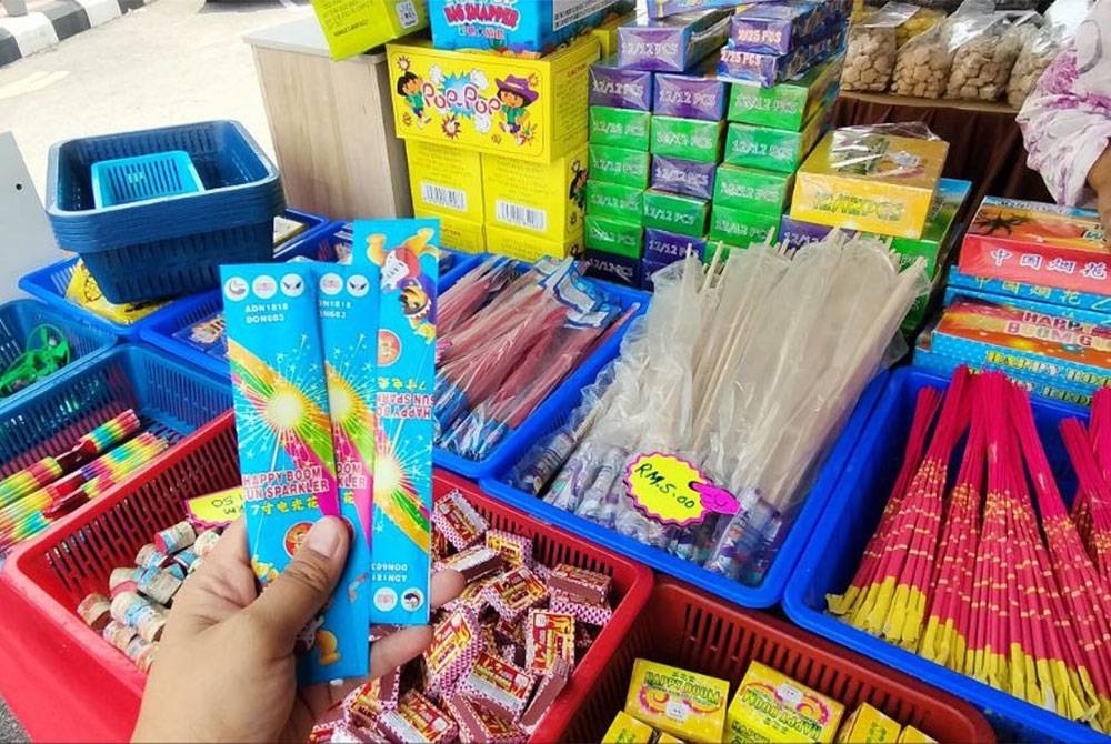 Jualan bunga api jenis happy boom paling banyak dibeli orang ramai.