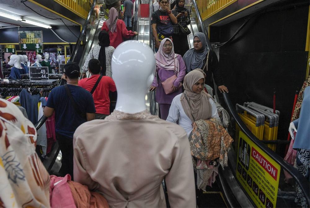 Suasana di sebuah gedung pakaian di Jalan Tunku Abdul Rahman (TAR) dipenuhi warga kota yang berkunjung untuk membeli persiapan menjelang sambutan Aidilfitri ketika tinjauan pada Sabtu - Foto Bernama