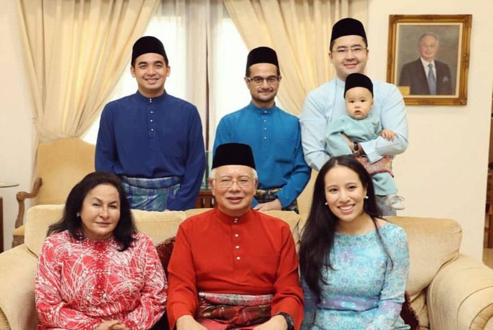 Gambar raya Yana (depan paling kanan) bersama keluarga di Pekan pada tahun 2018.