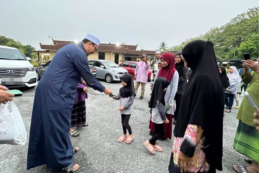 Ahli Parlimen Alor Setar, Afnan Hamimi, menziarahi kariah Masjid Ar Rahmah Taman Wira dan berbuka bersama-sama.