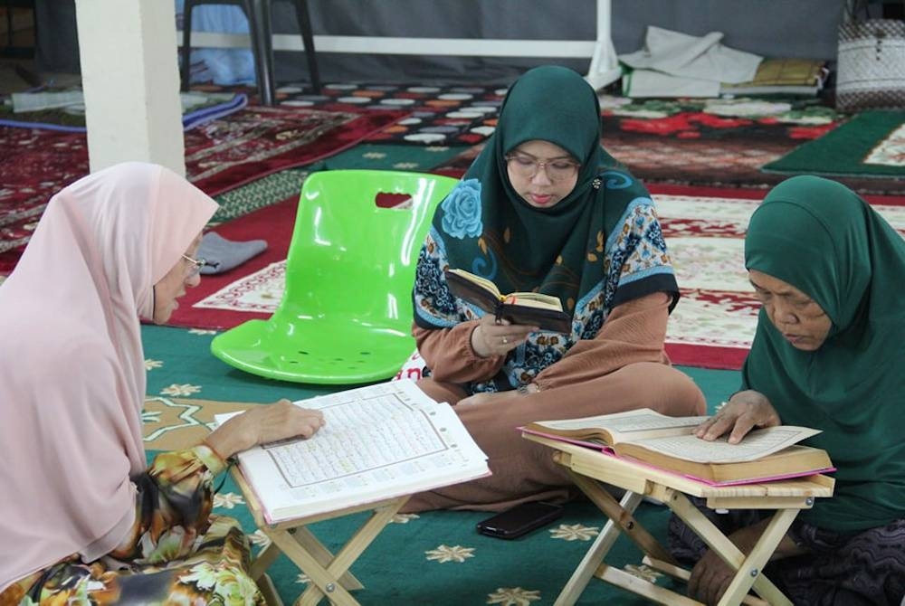 Siti Mastura (tengah) di Majlis Tadarus al-Quran bersama Muslimat di Balai Islam Permatang Tinggi C.