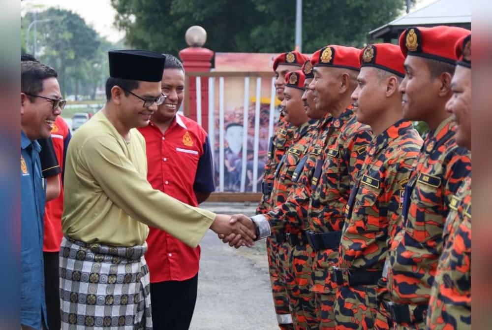 Akmal (kiri) sempat menyantuni anggota bomba dan menyalurkan sumbangan Aidilfitri kepada kakitangan sokongan KPKT bagi meringankan beban persiapan raya tahun ini.