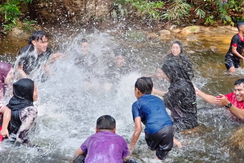 Orang ramai mengambil peluang memanfaatkan cuti dengan bermandi-manda di Taman Eko-Rimba Ulu Kenas, Kuala Kangsar berikutan cuaca panas.