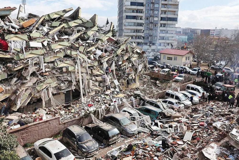 Pemandangan dahsyat runtuhan bangunan apabila gempa bumi melanda Turkiye bulan lalu. - Gambar hiasan