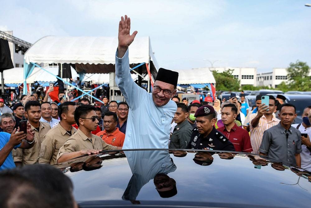 Anwar melambaikan tangan selepas menyantuni lebih 3,000 pengunjung pada sesi petang Himpunan Madani Kedah 2023 di Dataran Stargate pada Jumaat. - Foto Bernama