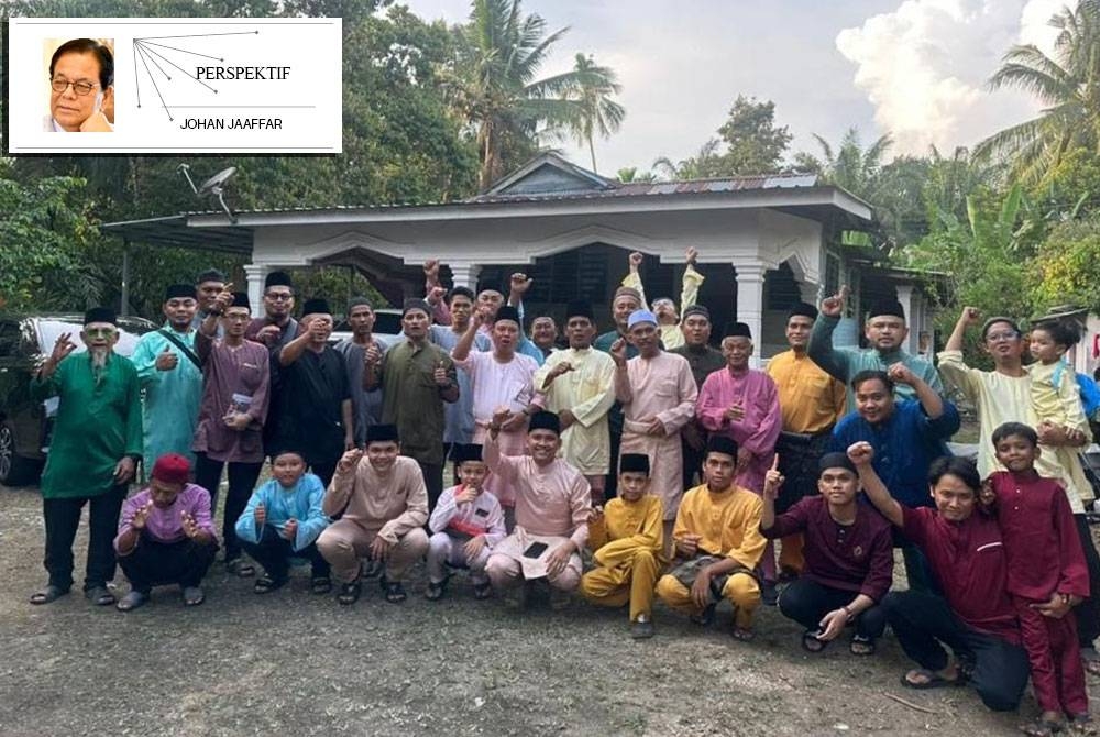 Anggota &#039;baraan&#039; Parit Gantung bergambar beramai-ramai.