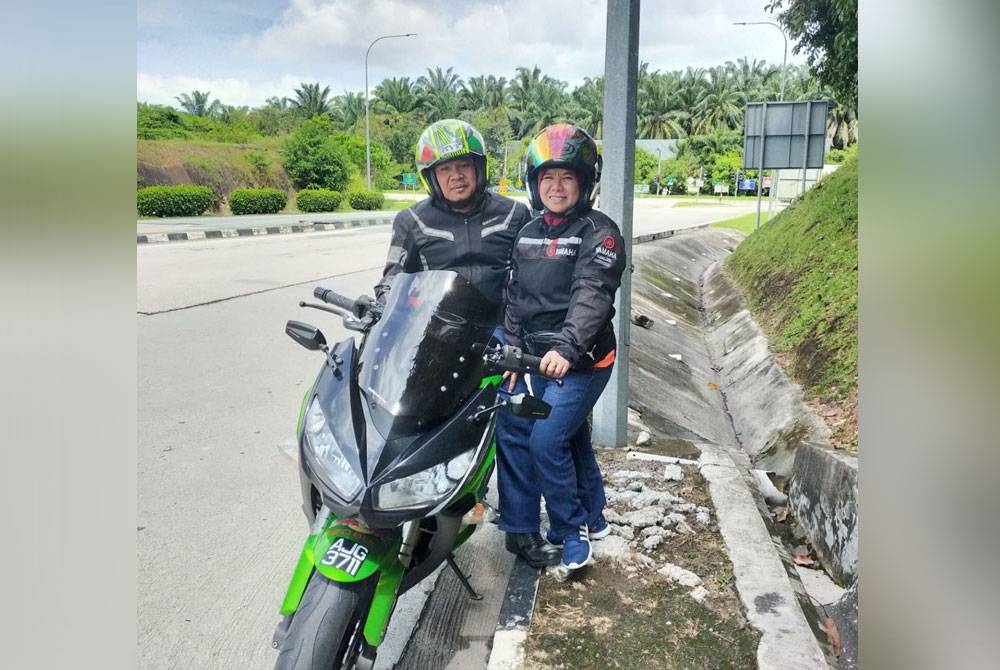 Zulkifli bergambar bersama isterinya ketika menyertai konvoi motosikal berkuasa tinggi baru-baru ini.