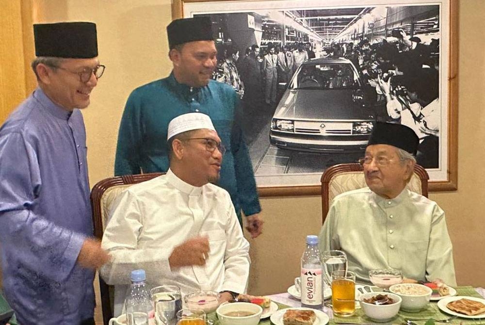 Razali (berdiri, kiri), Iskandar Dzulkarnain (berdiri, kanan) dan Ahmad Faizal (duduk, kiri) berbual dengan Dr Mahathir semasa menghadiri majlis berbuka puasa di Yayasan Kepimpinan Perdana, Putrajaya.