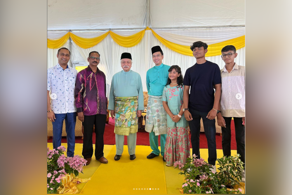 Yang di-Pertuan Besar Negeri Sembilan, Tuanku Muhriz Ibni Almarhum Tuanku Munawir (tiga dari kiri) dan Tunku Zain (empat dari kanan) berkenan bergambar bersama tetamu yang memeriahkan Istana Terbuko sempena Aidilfitri baru-baru ini.