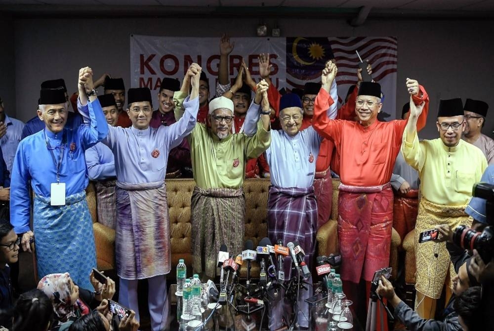 Dr Mahathir (empat dari kiri) bersama bersama pemimpin politik negara daripada pelbagai parti dan tokoh agama serta pendidikan pada Kongres Maruah Melayu di Stadium Malawati, Shah Alam pada tahun 2019.