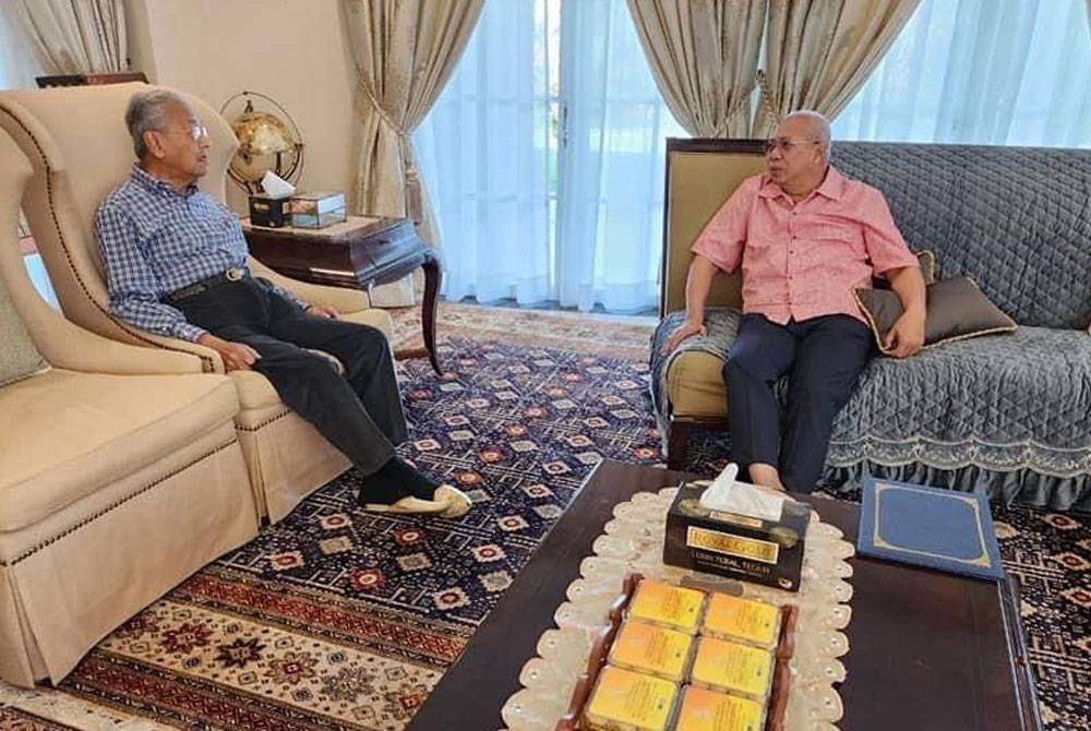 Presiden Muafakat Nasional, Tan Sri Annuar Musa mengadakan pertemuan bersama bekas Perdana Menteri Tun Dr Mahathir Mohamad di kediamannya pada Ahad. - Foto Facebook Annuar Musa