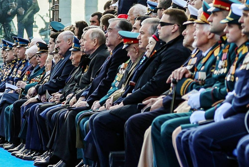 Putin (tengah) dan ketua negara bekas USSR menghadiri perarakan sempena ulang tahun kemenangan menewaskan Nazi Jerman di Dataran Merah di Moscow.