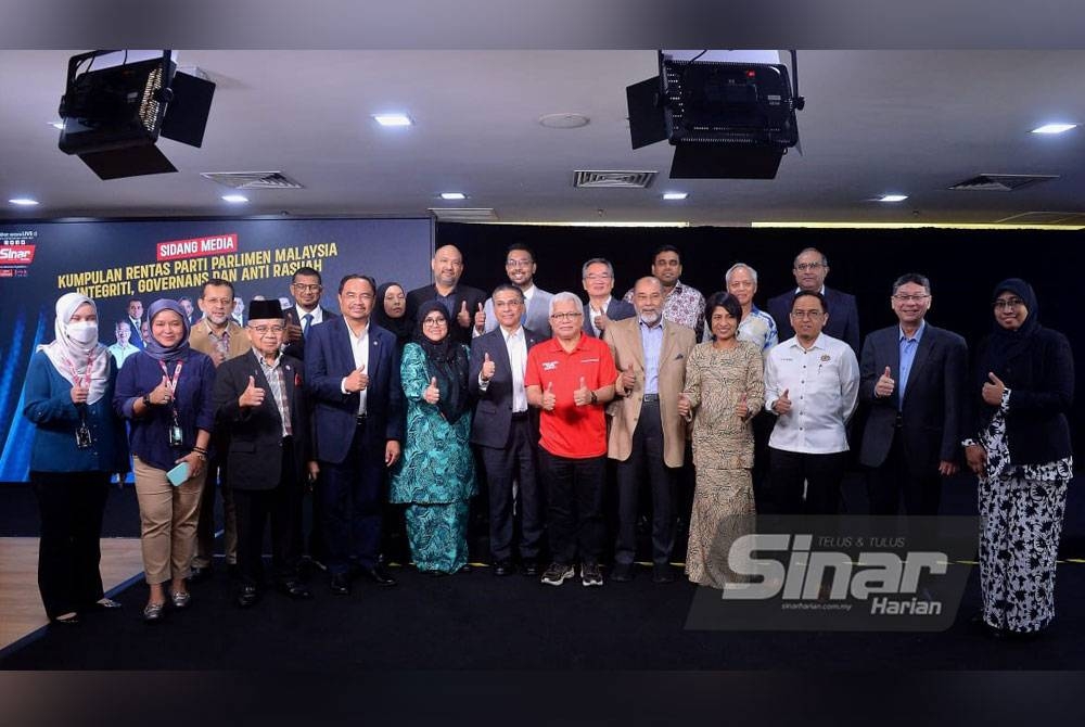 Mas Ermieyati (depan, empat dari kiri) pada sidang media Kumpulan Rentas Parti Parlimen Malaysia (KRPPM) Integriti, Governans dan Anti Rasuah (IGAR) di Kumpulan Karangkraf pada Selasa. - Foto Sinar Harian/Asril Aswandi Shukor.