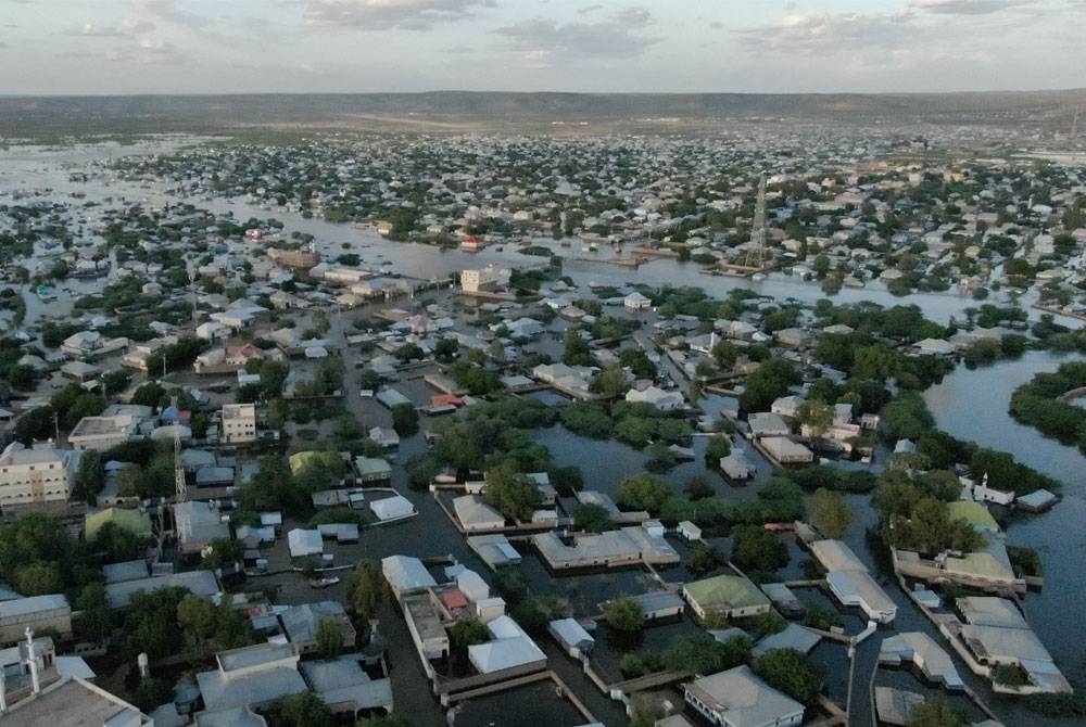 Keadaan bandar di Beledweyne di tengah Somalia ditenggelami banjir setelah paras Sungai Shabelle melimpah, sementara bahagian lain (gambar kanan) di Mogadishu sedang dilanda kemarau terburuk.