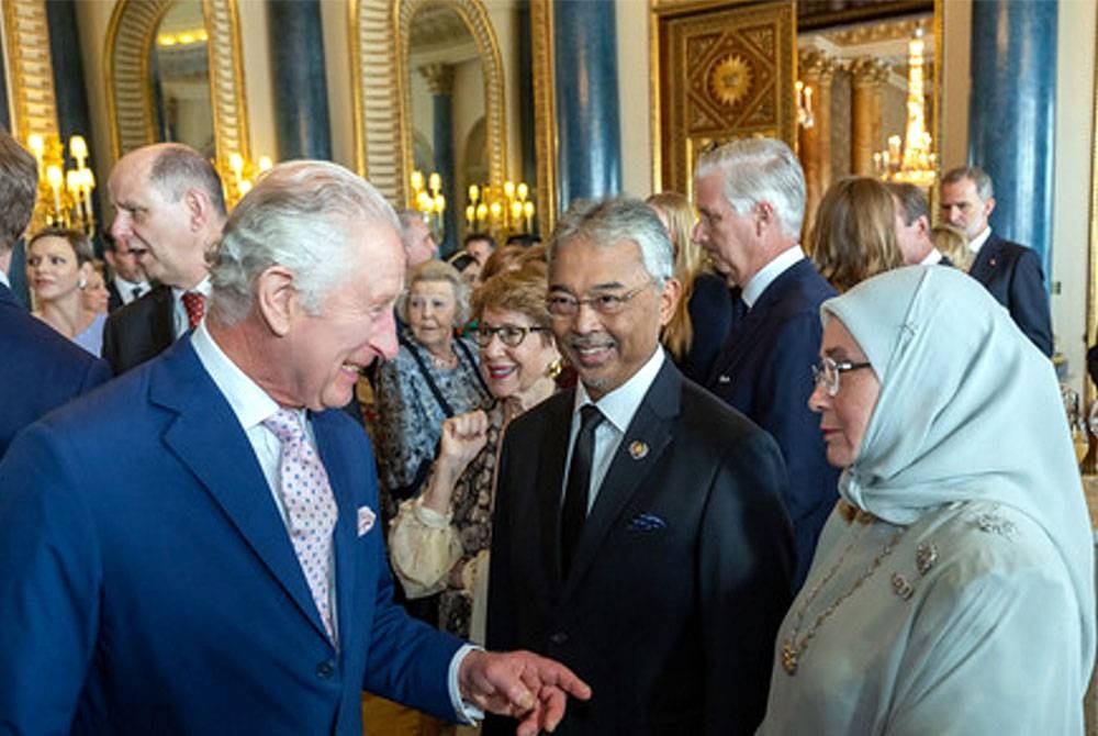 Yang di-Pertuan Agong, Al-Sultan Abdullah Ri&#039;ayatuddin Al-Mustafa Billah Shah dan Raja Permaisuri Agong, Tunku Azizah Aminah Maimunah Iskandariah berkenan berangkat ke Majlis Resepsi dihoskan oleh Raja Charles III di Istana Buckingham London pada 5 Mei lalu.