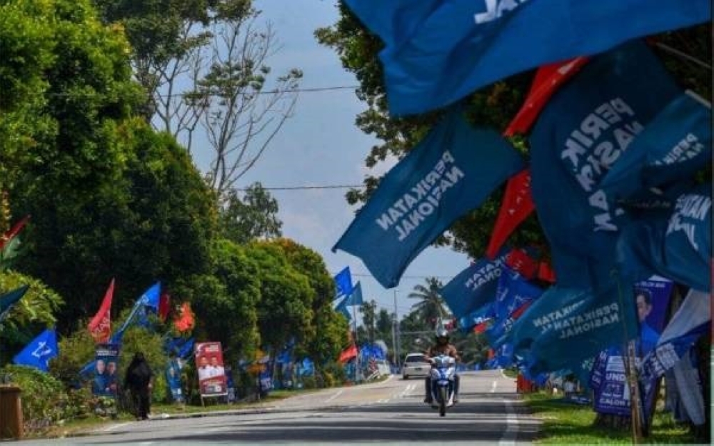 
Momentum persediaan parti-parti politik untuk mendepani PRN Selangor
kini semakin menarik apabila PN memutuskan untuk tidak menamakan
mana-mana calon sebagai poster boy parti itu setakat ini.