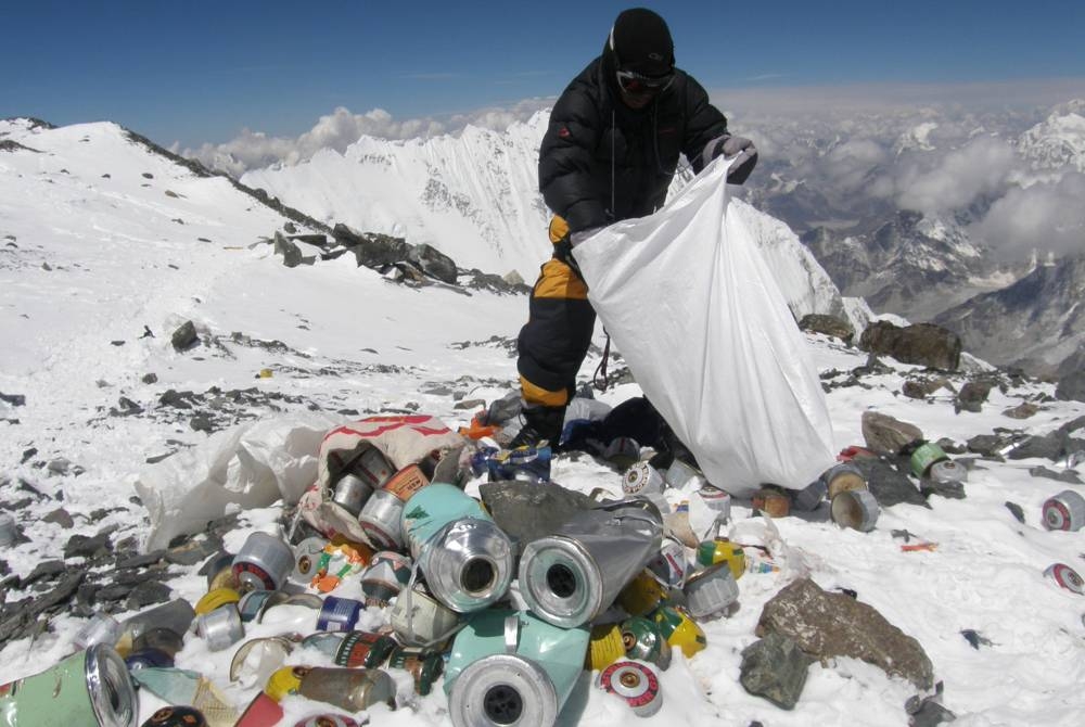 Pencairan glasier di Gunung Everest secara tidak langsung mendedahkan timbunan sisa buangan beberapa dekad lalu yang kembali &#039;timbul&#039; sekali gus menggambarkan tabiat buruk pendaki gunung tertinggi dunia itu.