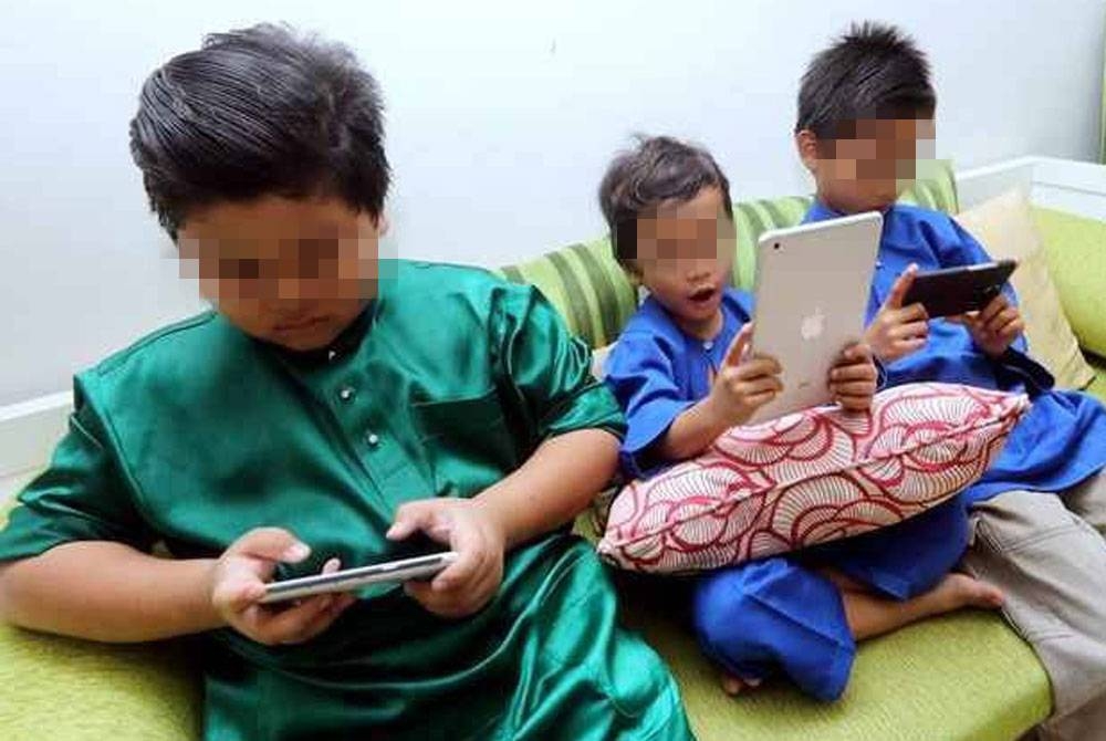 Dedah anak kepada gajet dan media sosial seawal usia dua tahun berisiko menyebabkan mereka kurang berkomunikasi dengan orang lain di sekeliling. - Gambar hiasan