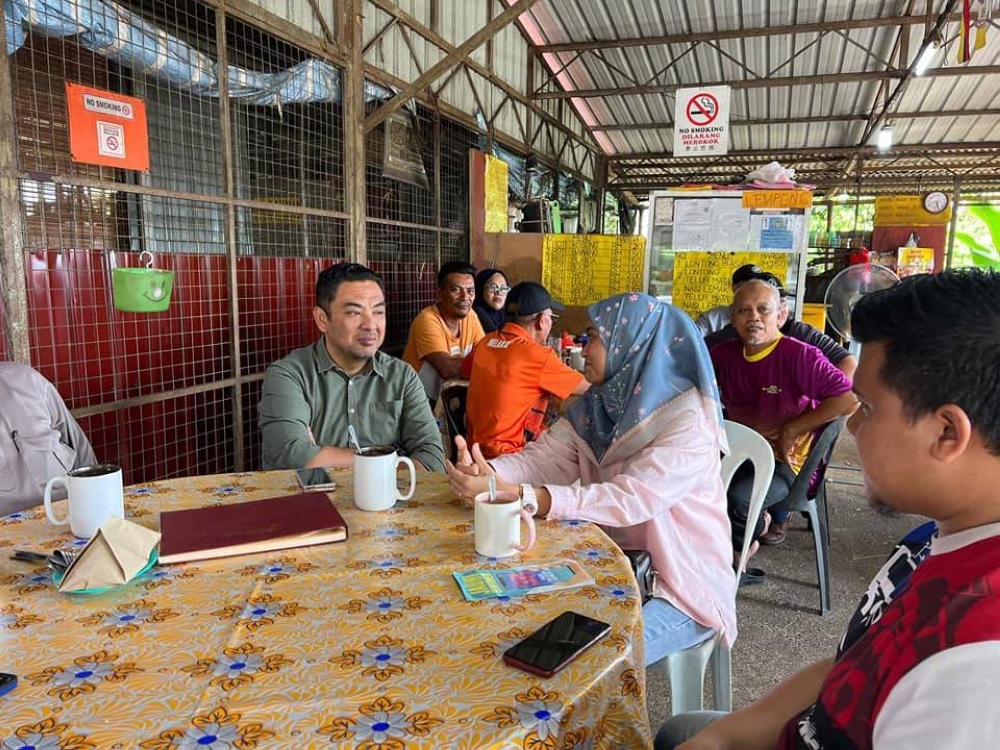 Turun padang, bertanyakan isu dan masalah rakyat sering menjadi keutamaan Mohd Noor Helmy. 