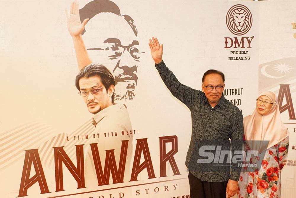 Anwar ketika menghadiri Tayangan Perdana Filem Anwar: The Untold Story. - Foto Sinar Harian/ MOHD RAFIQ REDZUAN HAMZAH