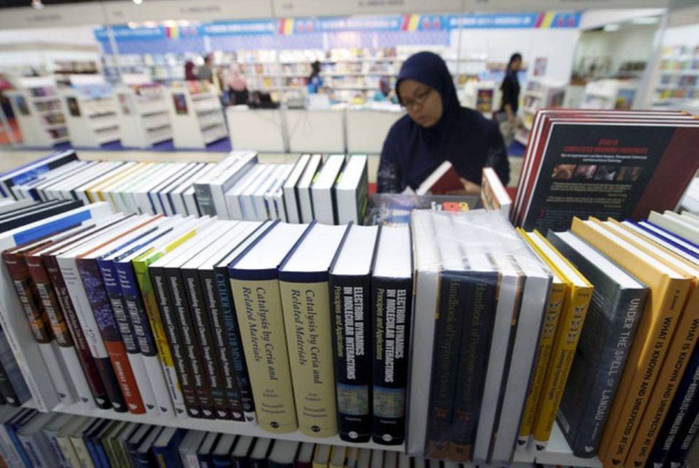 Industri penerbitan buku perlu dibaja supaya kembali subur. - Gambar hiasan