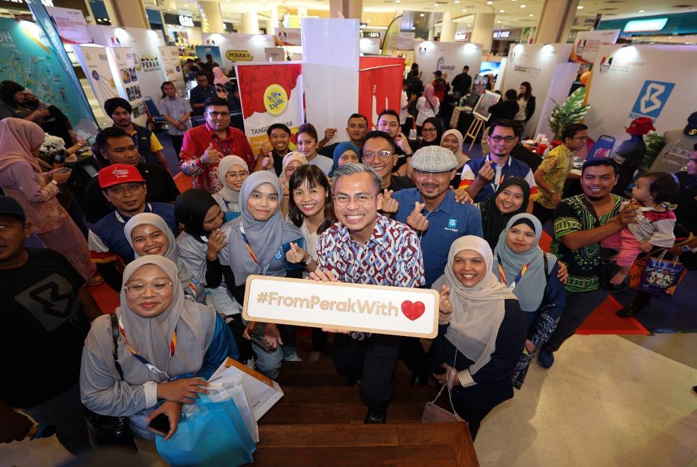 Fahmi bersama Timbalannya, Teo Ni Ching bergambar bersama para media dan pengunjung selepas melawat rerurai di Mini Karnival sempena Hawana 2023 yang diadakan di Mydin Mall Meru pada 28 Mei lalu. - Foto Bernama